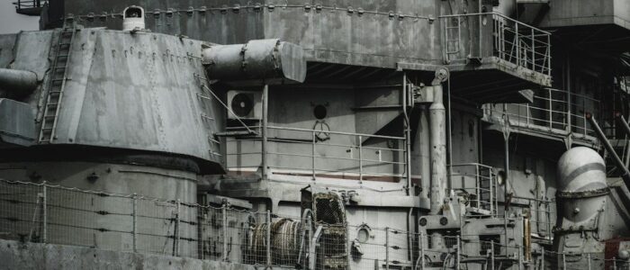 Close-up van een verweerde, geklonken stalen scheepsromp